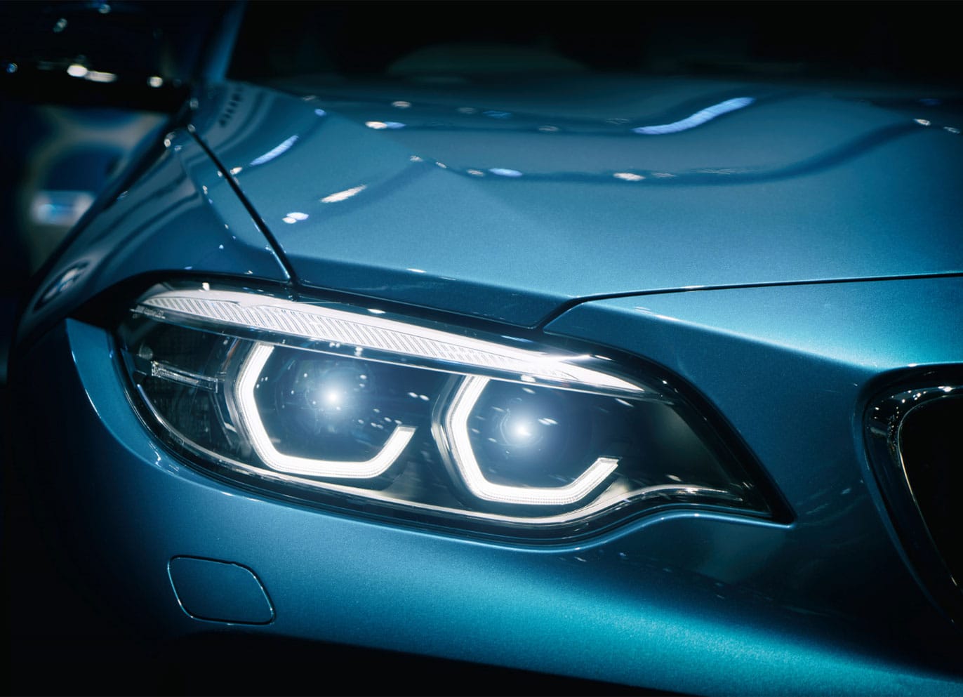 Car headlight replacement service for damaged headlights